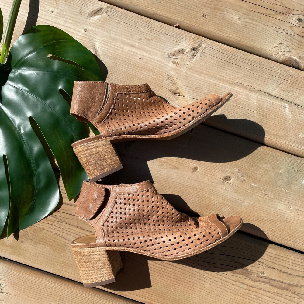 Mimosa block heel preforated peep toes